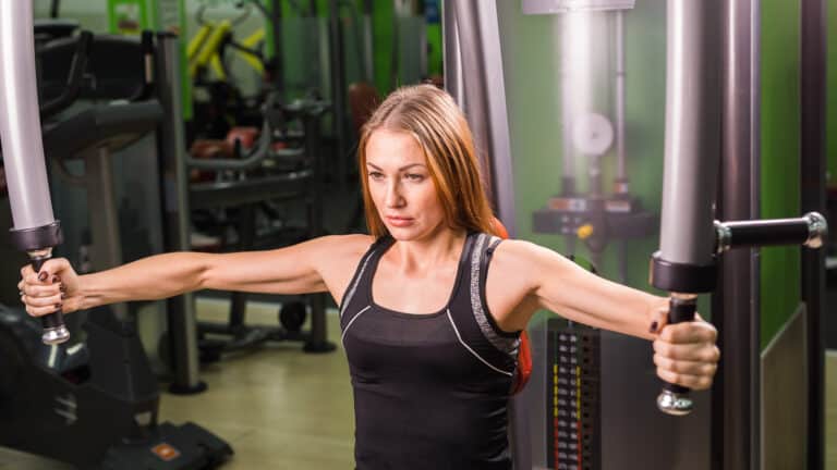 Le butterfly ou pec-deck : exercice de musculation