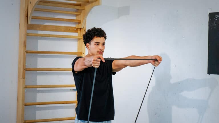 Exercices de musculation avec élastique. Meilleurs exercices