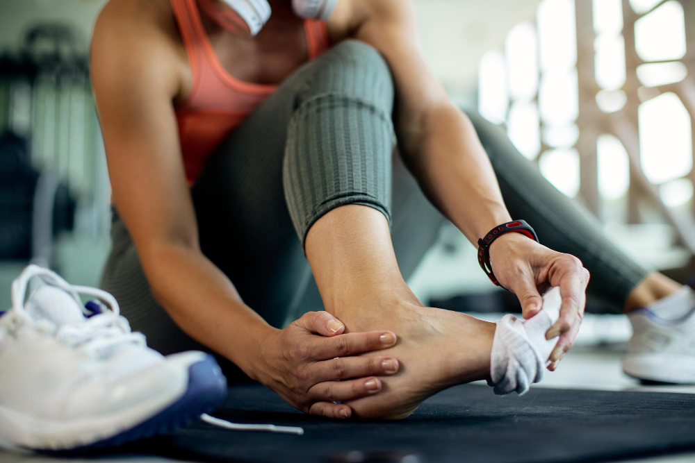 gros plan femme athletique blessee au pied pendant entrainement au gymnase 1