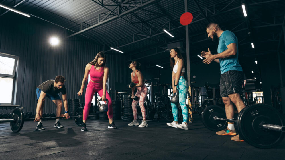 groupe jeunes s entrainant au gymnase interieur maintien style vie sportif