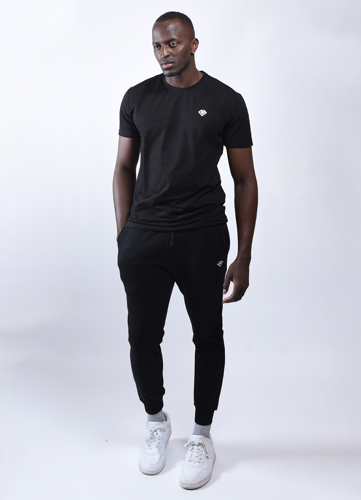Loven Jogger di Essence Uomo 8 jogger nero 1 1200