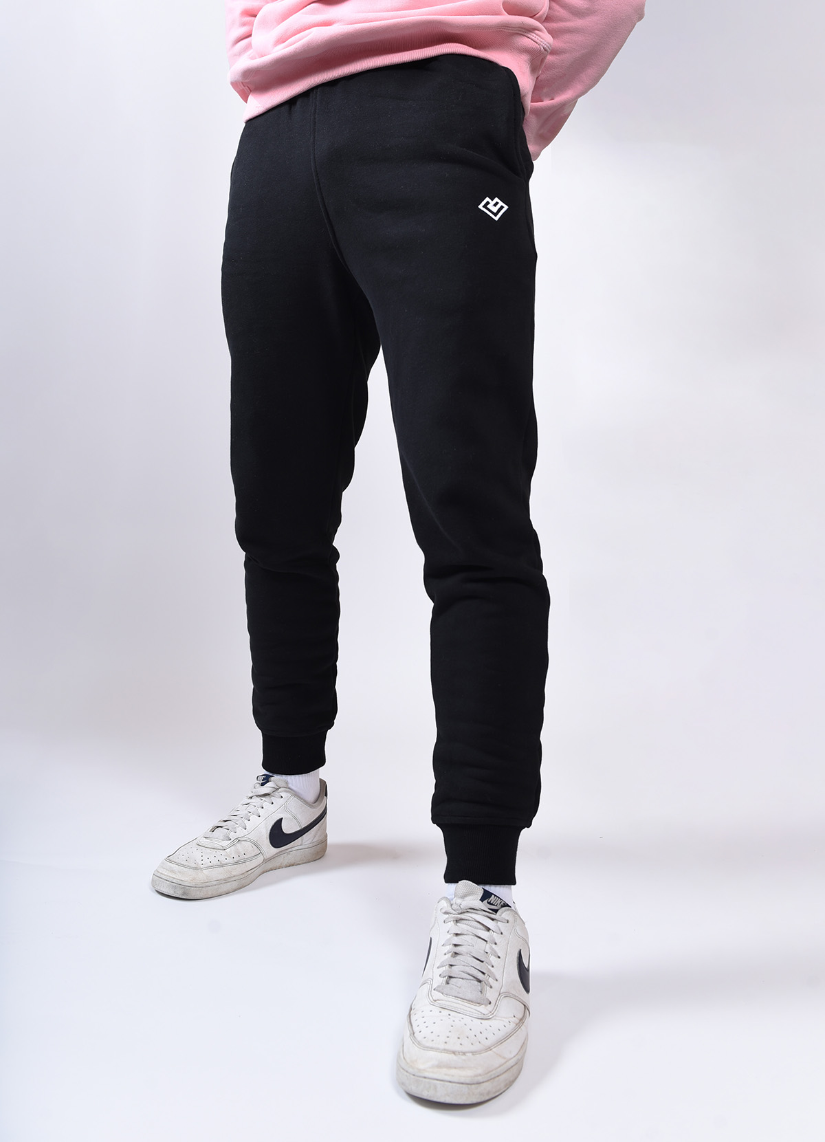 Loven Jogger di Essence Uomo 7 jogger nero 2 1200