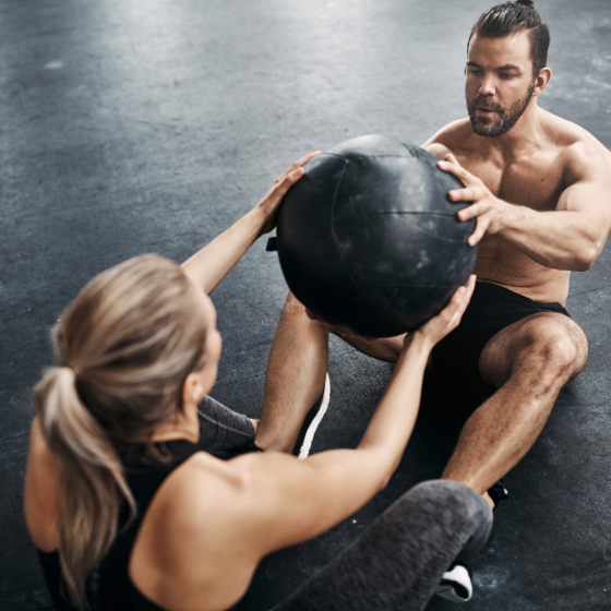 Workout zu zweit: Trainieren als Paar - 10 Übungen, die man mit dem Partner machen kann 8 ballon