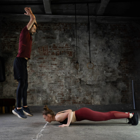 Workout zu zweit: Trainieren als Paar - 10 Übungen, die man mit dem Partner machen kann 11 burpees