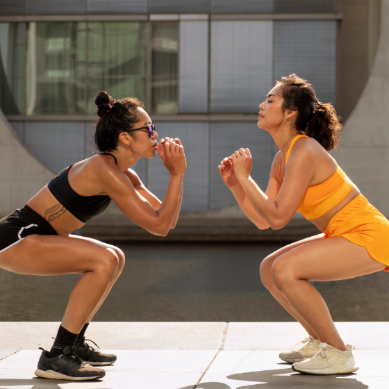 Workout zu zweit: Trainieren als Paar - 10 Übungen, die man mit dem Partner machen kann 9 squats