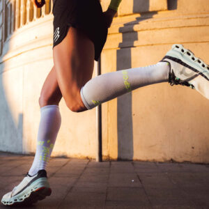 Calzini a compressione alta "Full Socks Oxygen" di Compressport 10 Calze complete Calze a compressione Oxygen Compressport 90691