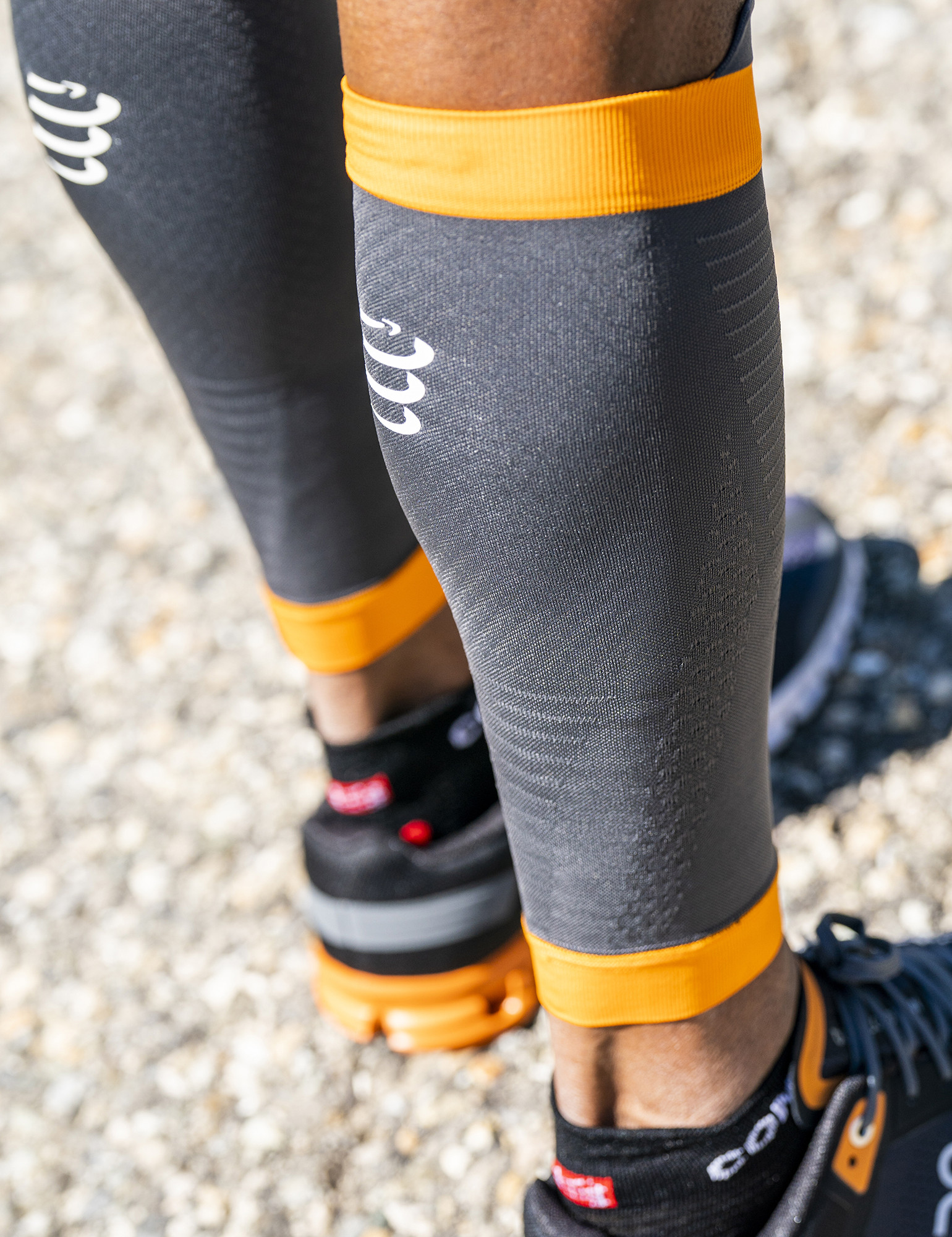 Manicotti a compressione per polpacci "R2 3.0" Compressport (set di 2) 26 Compressport R2 3.0 Calf Compression Sleeves Set di 2 27987