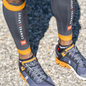 Manicotti a compressione per polpacci "R2 3.0" Compressport (set di 2) 66 Compressport R2 3.0 Calf Compression Sleeves Set di 2 54912
