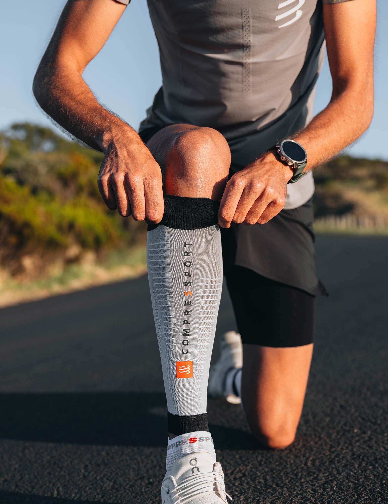 Manicotti a compressione per polpacci "R2 3.0" Compressport (set di 2) 30 Compressport R2 3.0 Calf Compression Sleeves Set di 2 57244