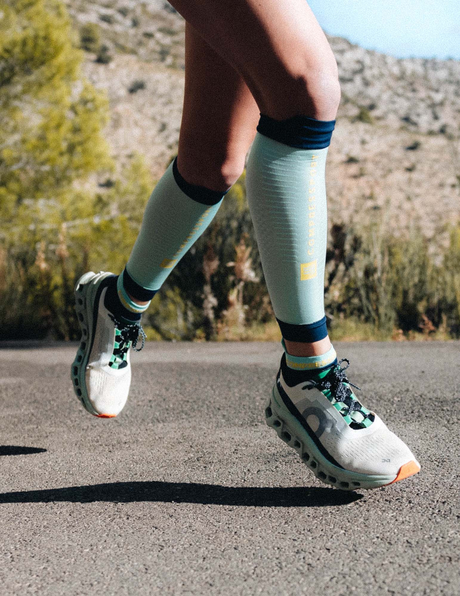 Manicotti a compressione per polpacci "R2 3.0" Compressport (set di 2) 14 Compressport R2 3.0 Calf Compression Sleeves Set di 2 6236