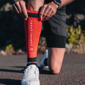 Manicotti a compressione per polpacci "R2 3.0" Compressport (set di 2) 63 Compressport R2 3.0 Calf Compression Sleeves Set di 2 77244