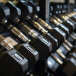 De l'espace vide à la salle de cross-training performante 15 halteres gladiatorfit blog e1754054306527